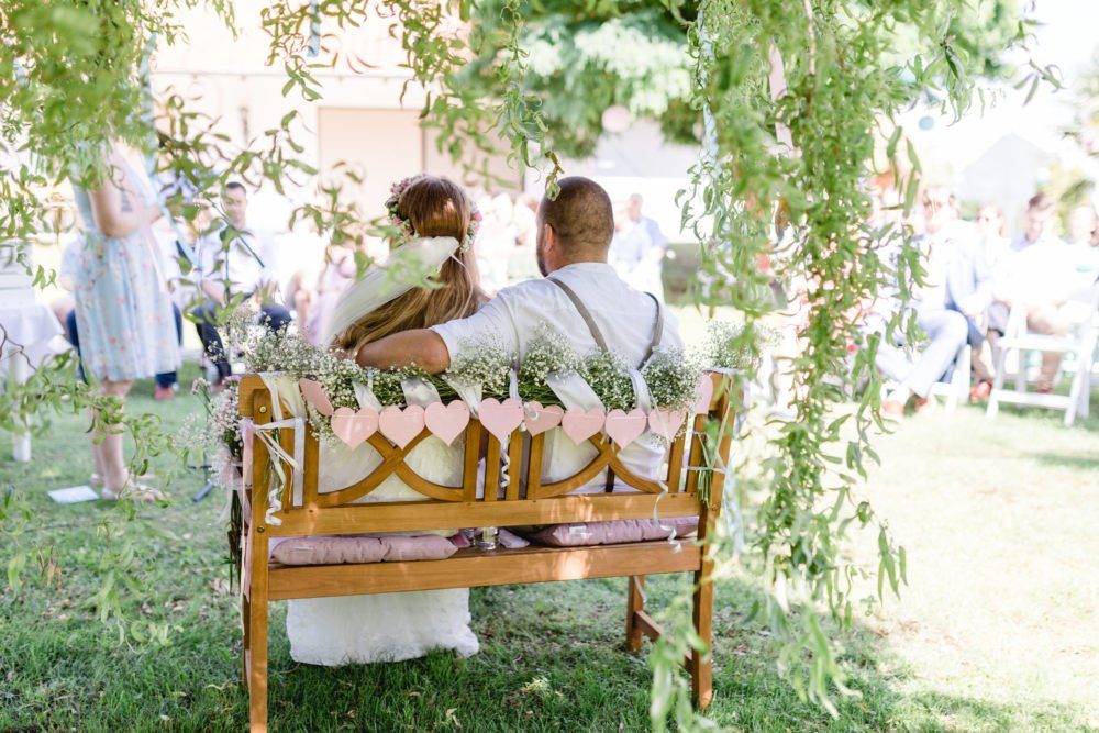 Hochzeit im Freien - 5 Tipps, die ihr bei der Planung eurer Sommerhochzeit im Garten beachten solltet: Terminplanung, Wetter-Tipps, ...