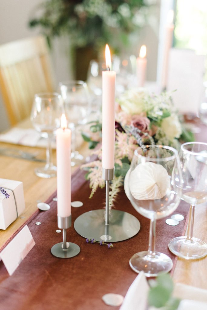 Modern Blush: romantische Hochzeitsdeko mit Lavendel