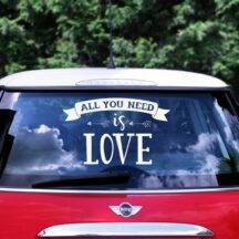 Aufkleber Hochzeitsauto 'All you need is love'
