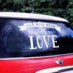 Aufkleber Hochzeitsauto 'All you need is love'