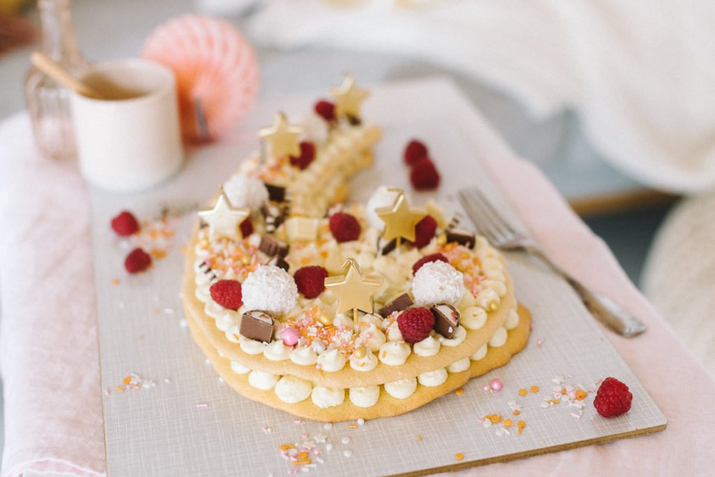 Goldene Sternkerzen auf Numbercake