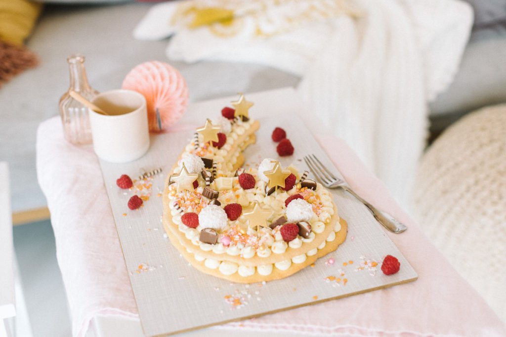 Zahenkuchen mit goldenen Sternen zum Geburtstag