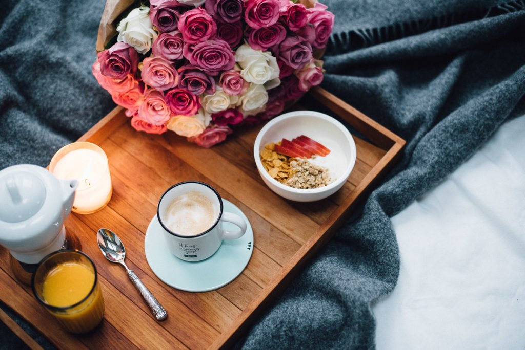 Frühstück im Bett mit Rosen