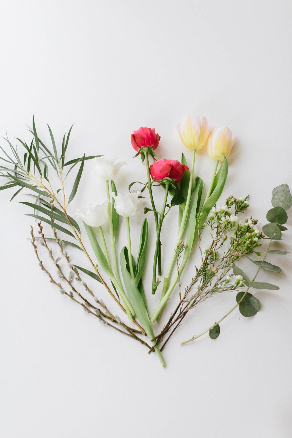 Blumen für den Frühlüngsstrauß mit Tulpen