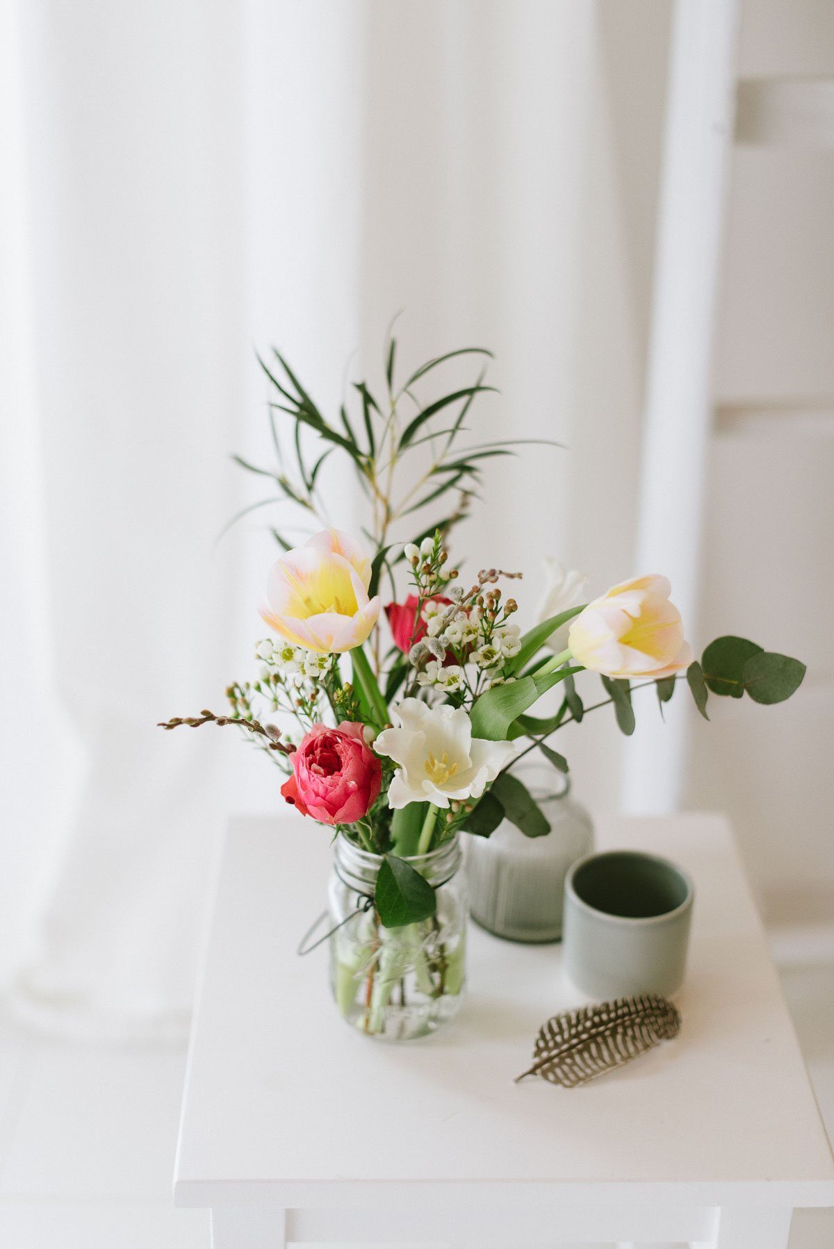 Blumenstrauß im Glas als Tischdeko