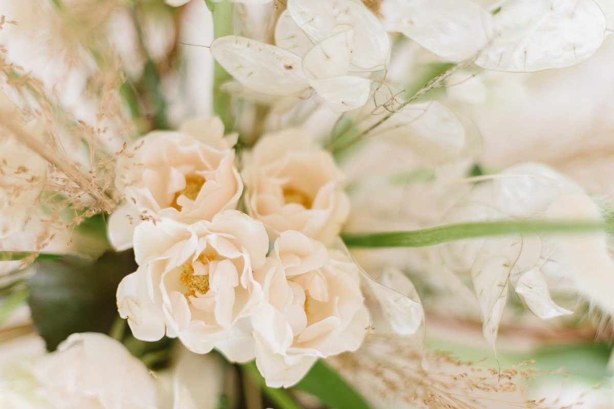 Hochzeitsblumen und Brautstrauß mit Trockenblumen