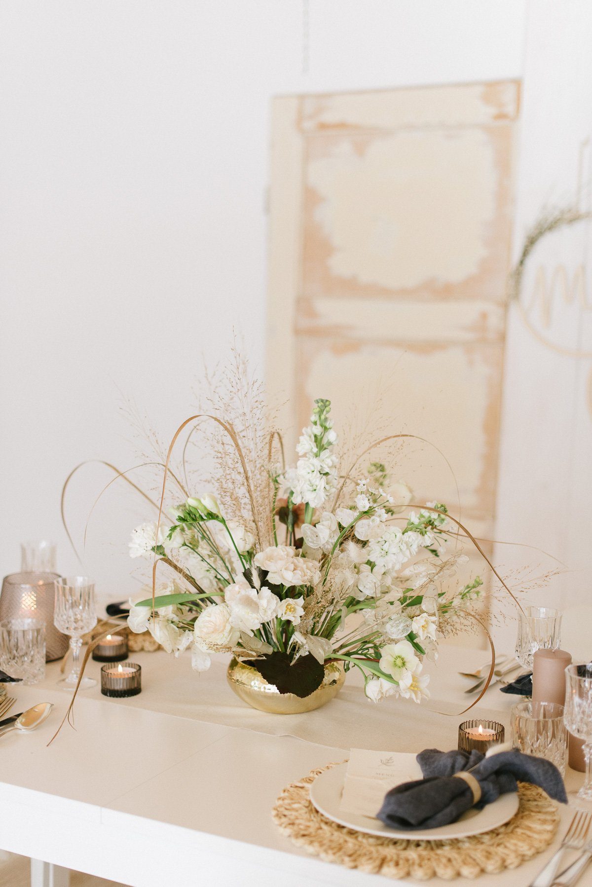 Hochzeitsblumen und Brautstrauß mit Trockenblumen