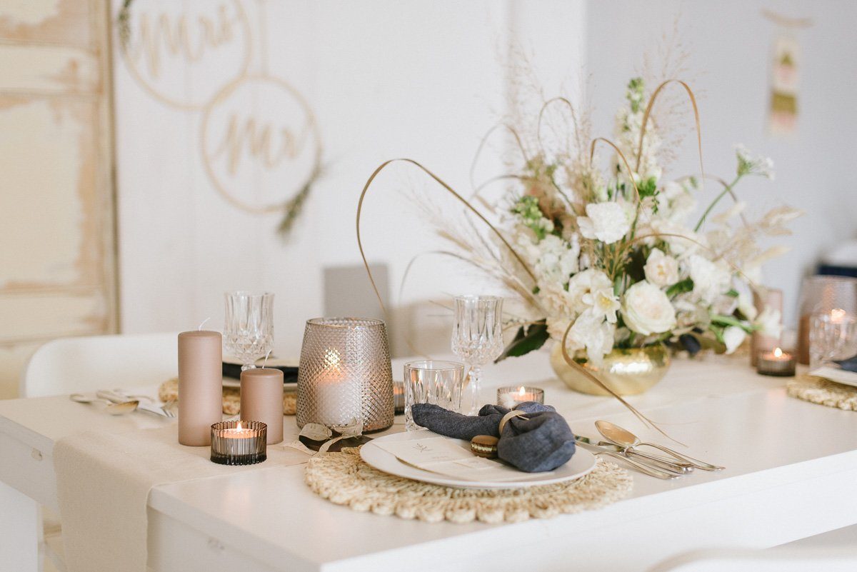 Tischdeko einer natürlich eleganten Hochzeit mit Trockenblumen