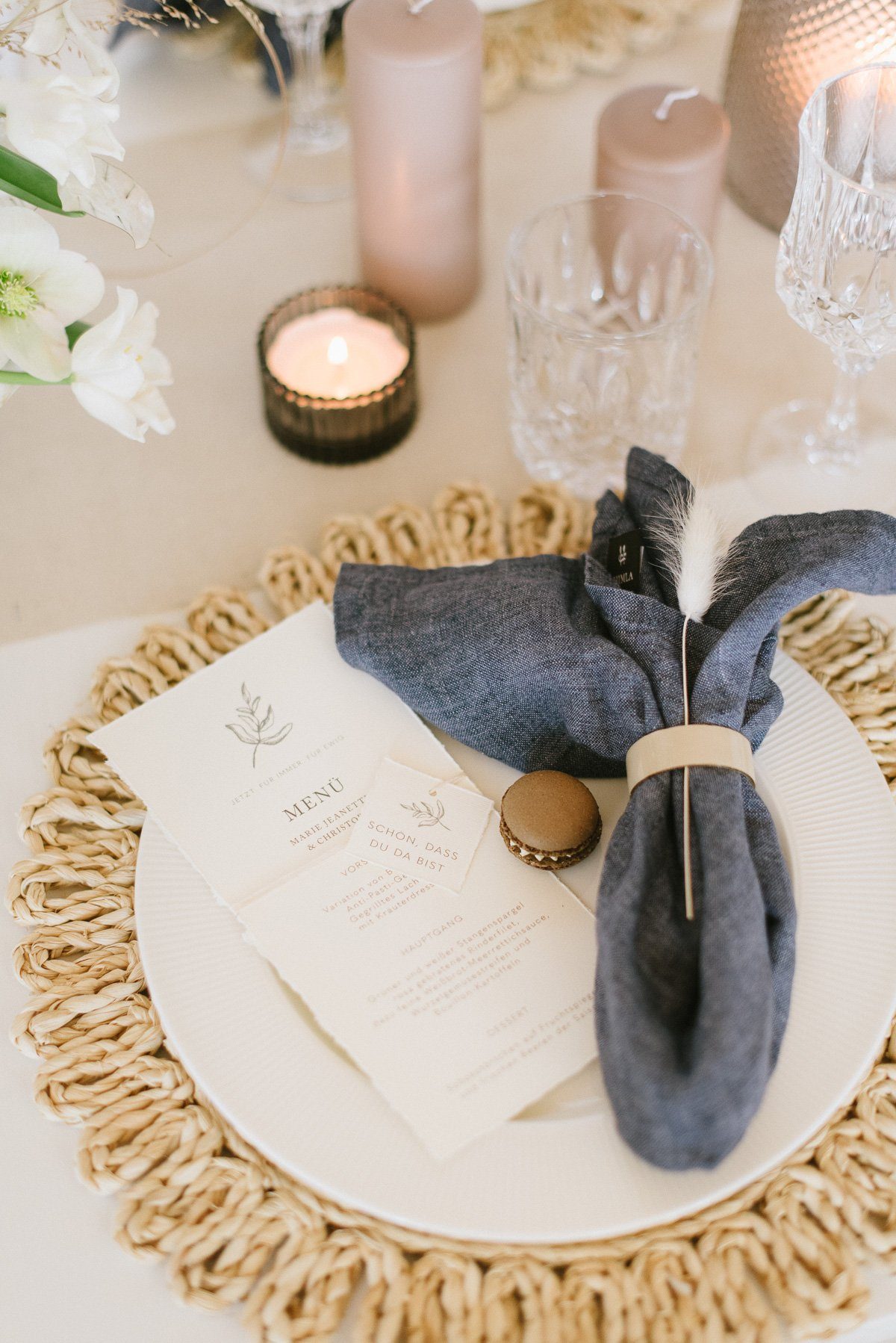 Tischdeko einer natürlich eleganten Hochzeit mit Trockenblumen