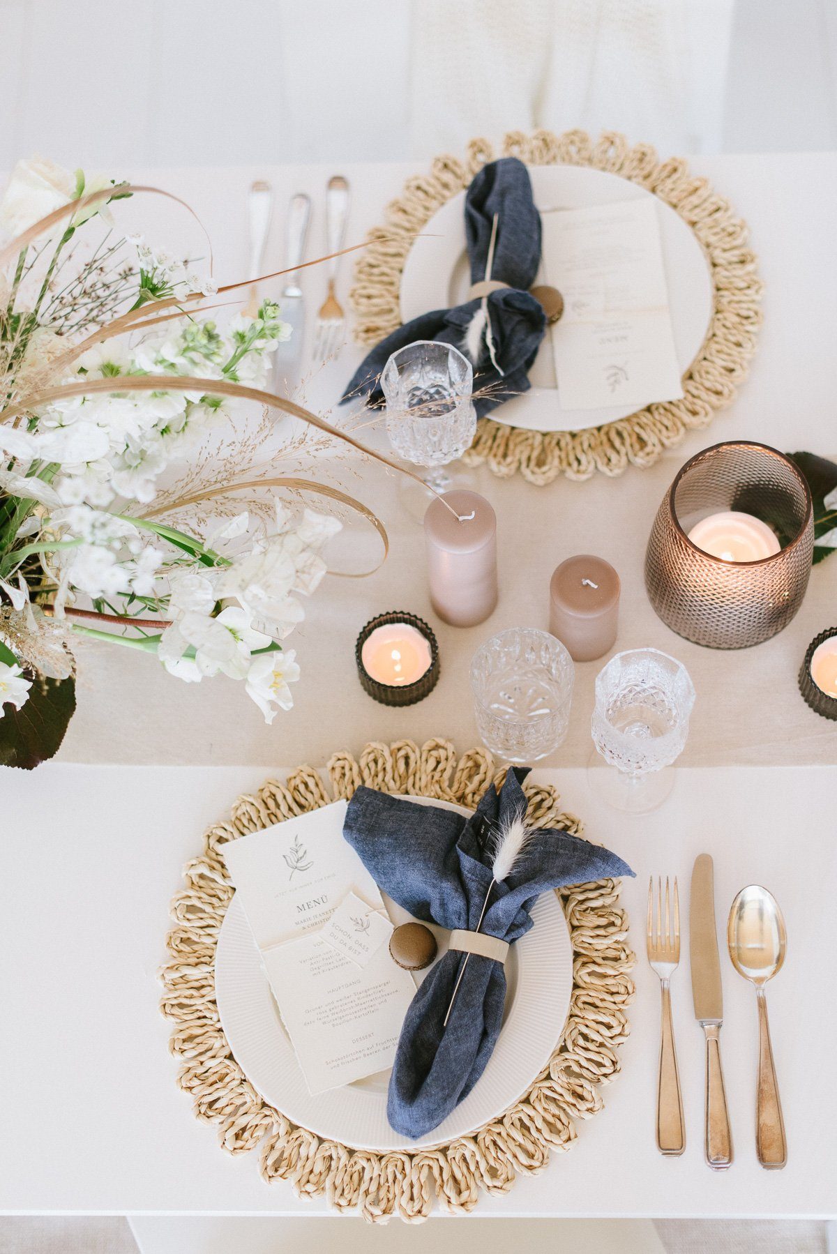 Tischdeko einer natürlich eleganten Hochzeit mit Trockenblumen