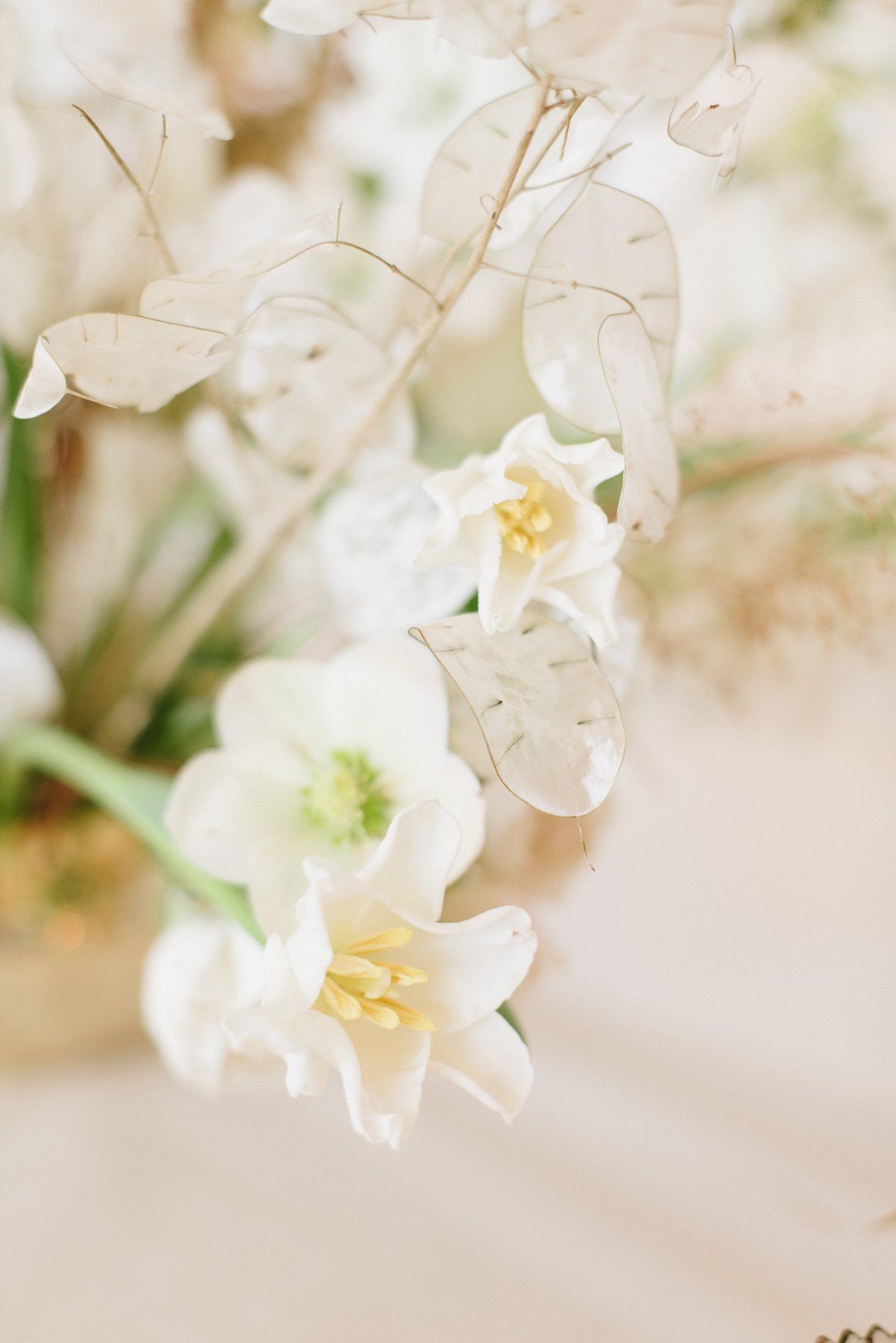 Hochzeitsblumen und Brautstrauß mit Trockenblumen