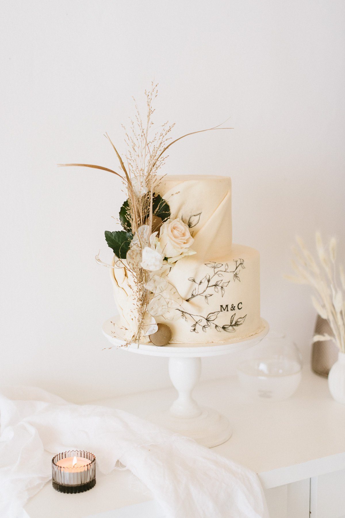 Boho Hochzeitstorte mit Trockenblumen