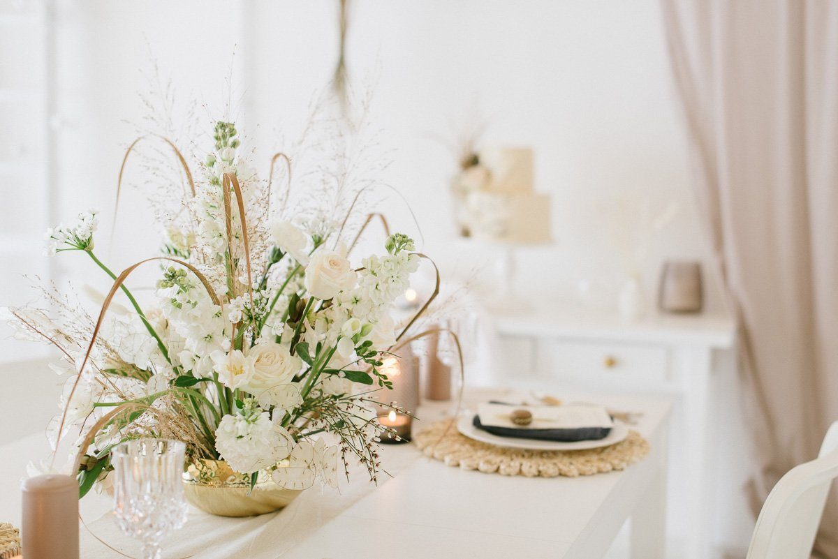 Hochzeitsblumen und Brautstrauß mit Trockenblumen