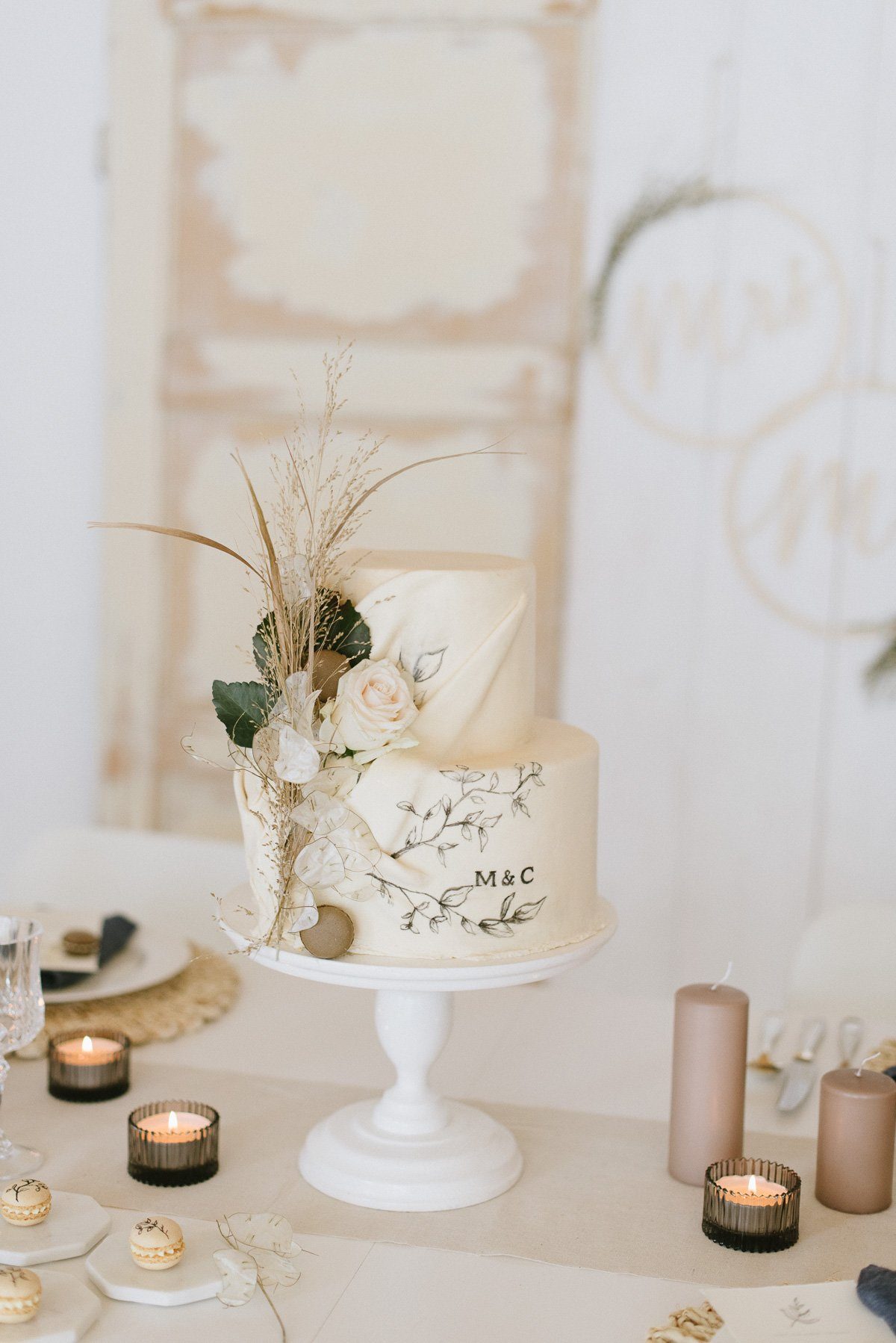 Boho Hochzeitstorte mit Trockenblumen