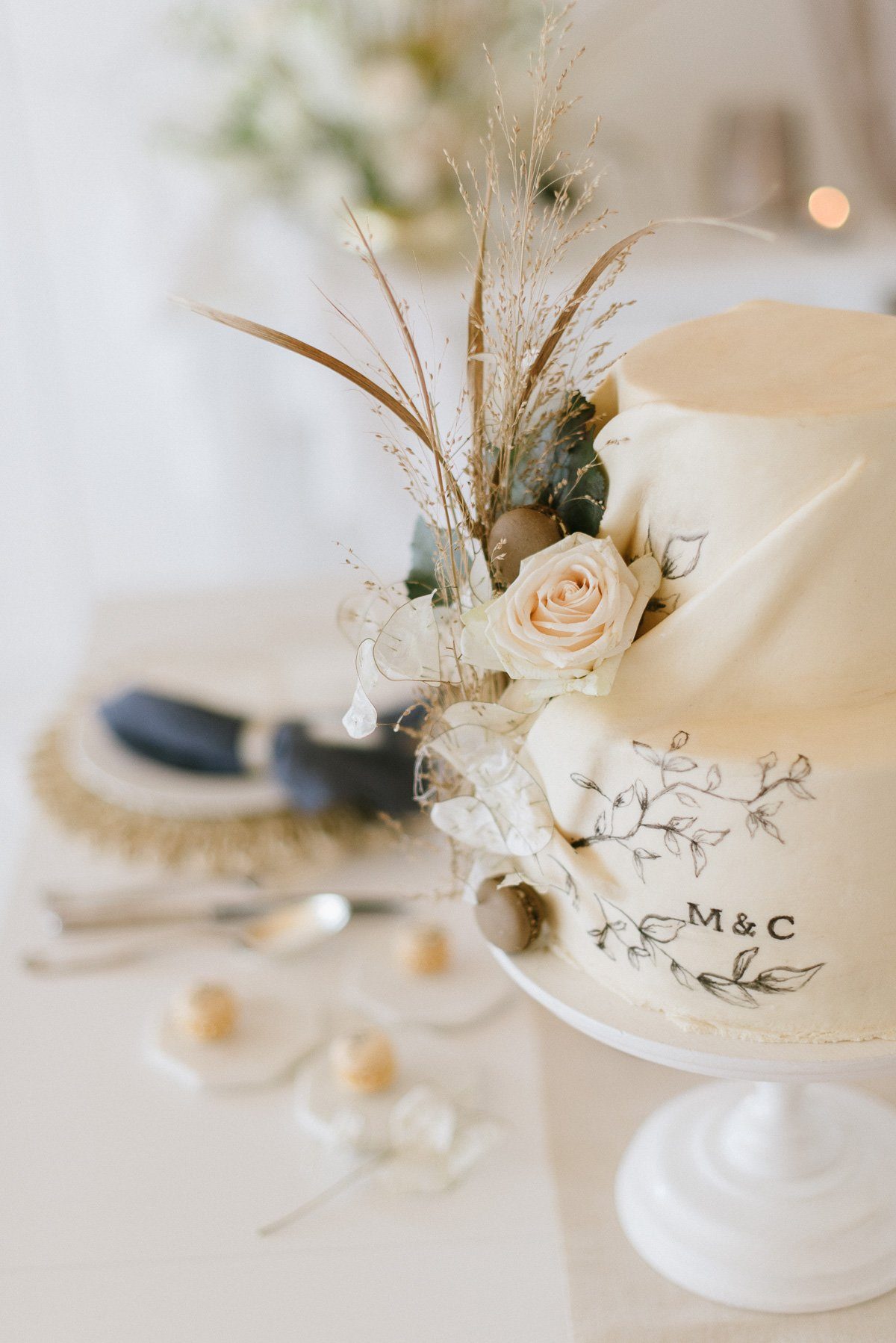 Boho Hochzeitstorte mit Trockenblumen