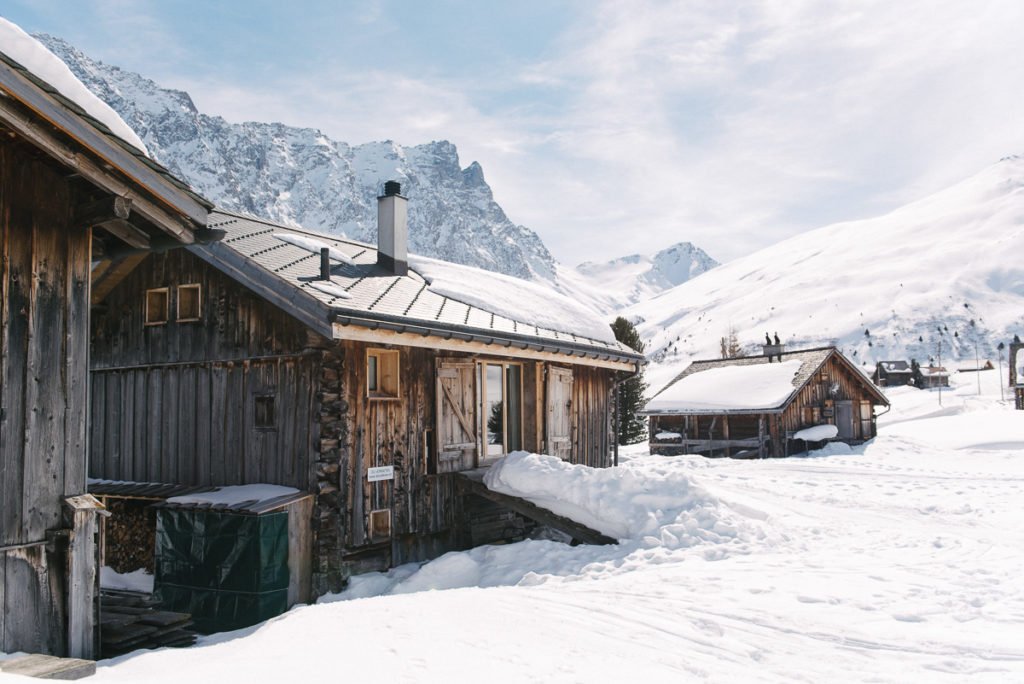 Holzhaus im Schnee
