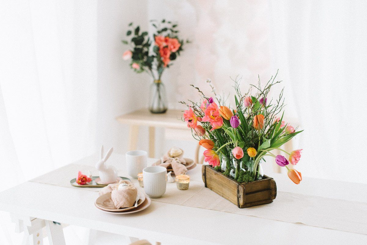 Anleitung: Ostertisch mit Tulpengesteck