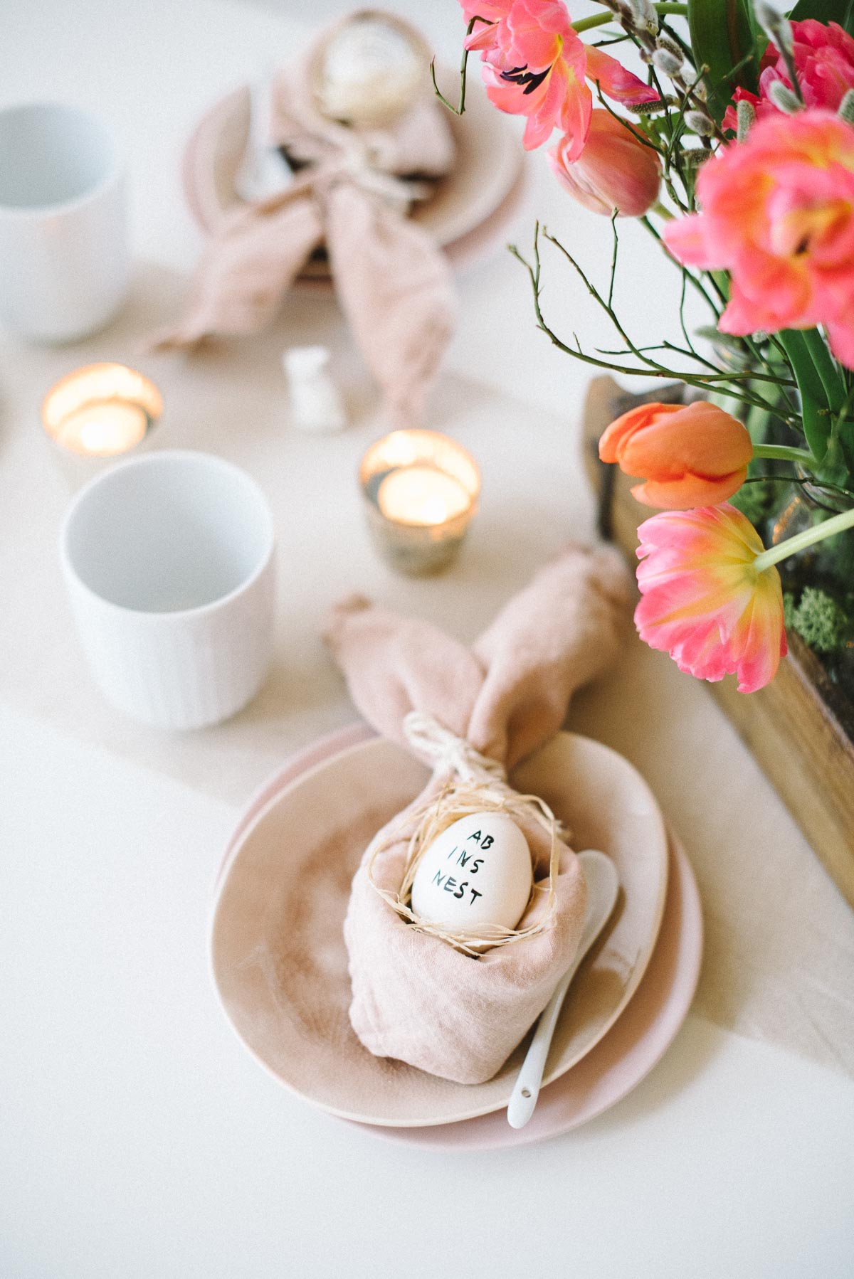 Anleitung: Ostertisch mit Tulpengesteck