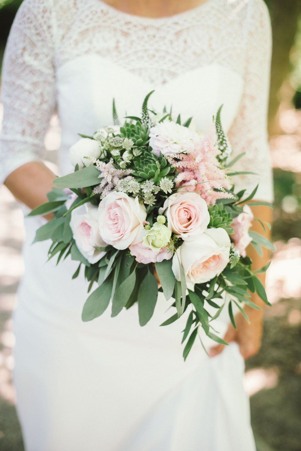 Boho Brautstrauß mit Eukalyptus und Rosen