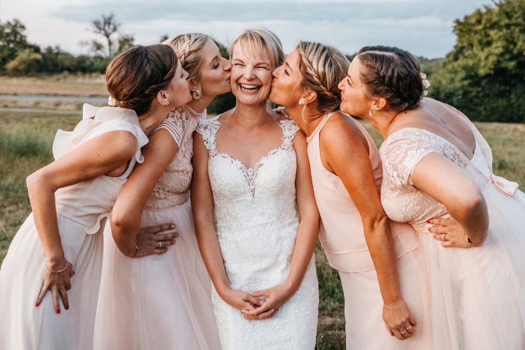 Braut mit ihren brautjungfern am Hochzeitstag