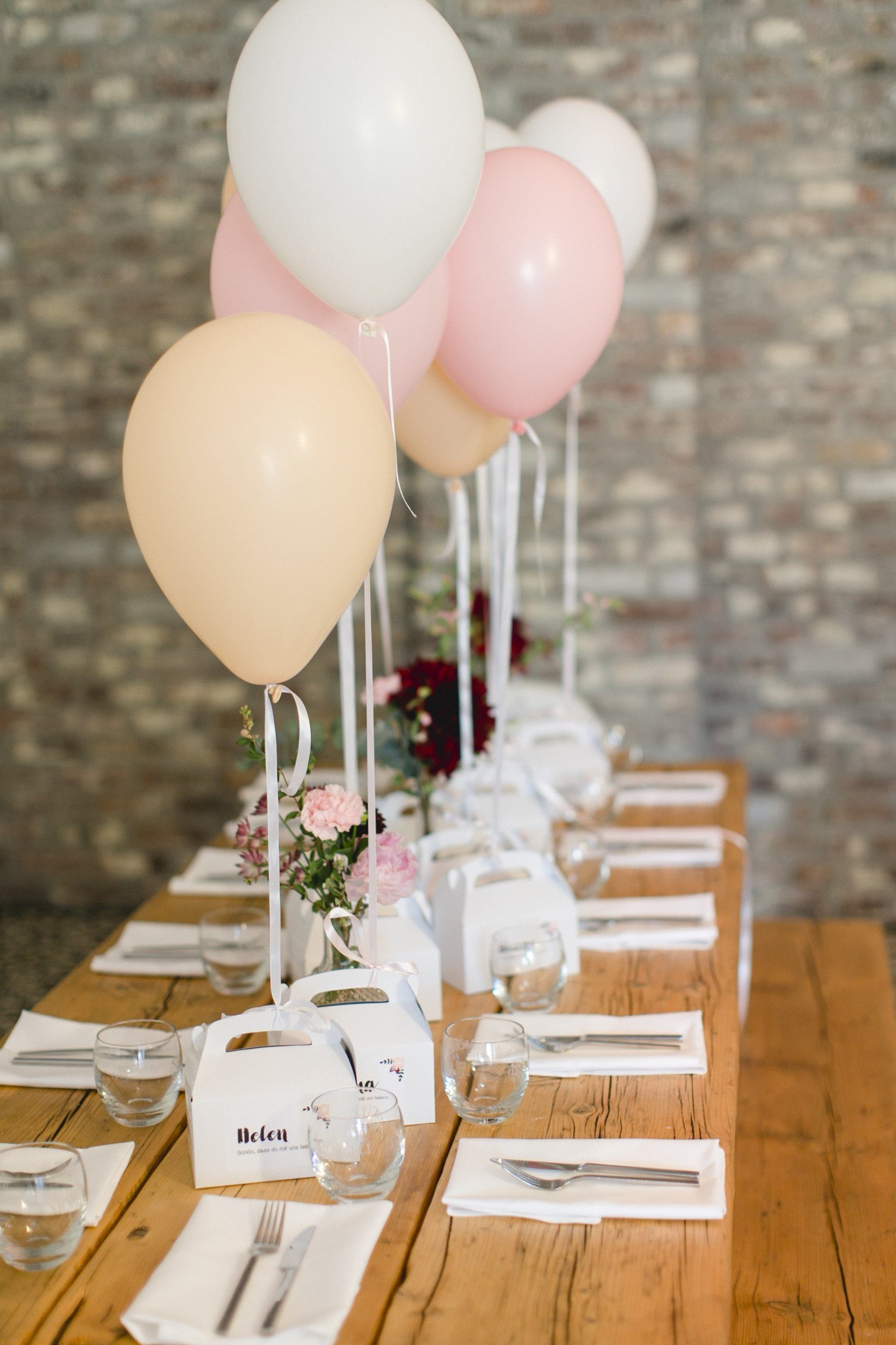 Kindertisch mit Ballons