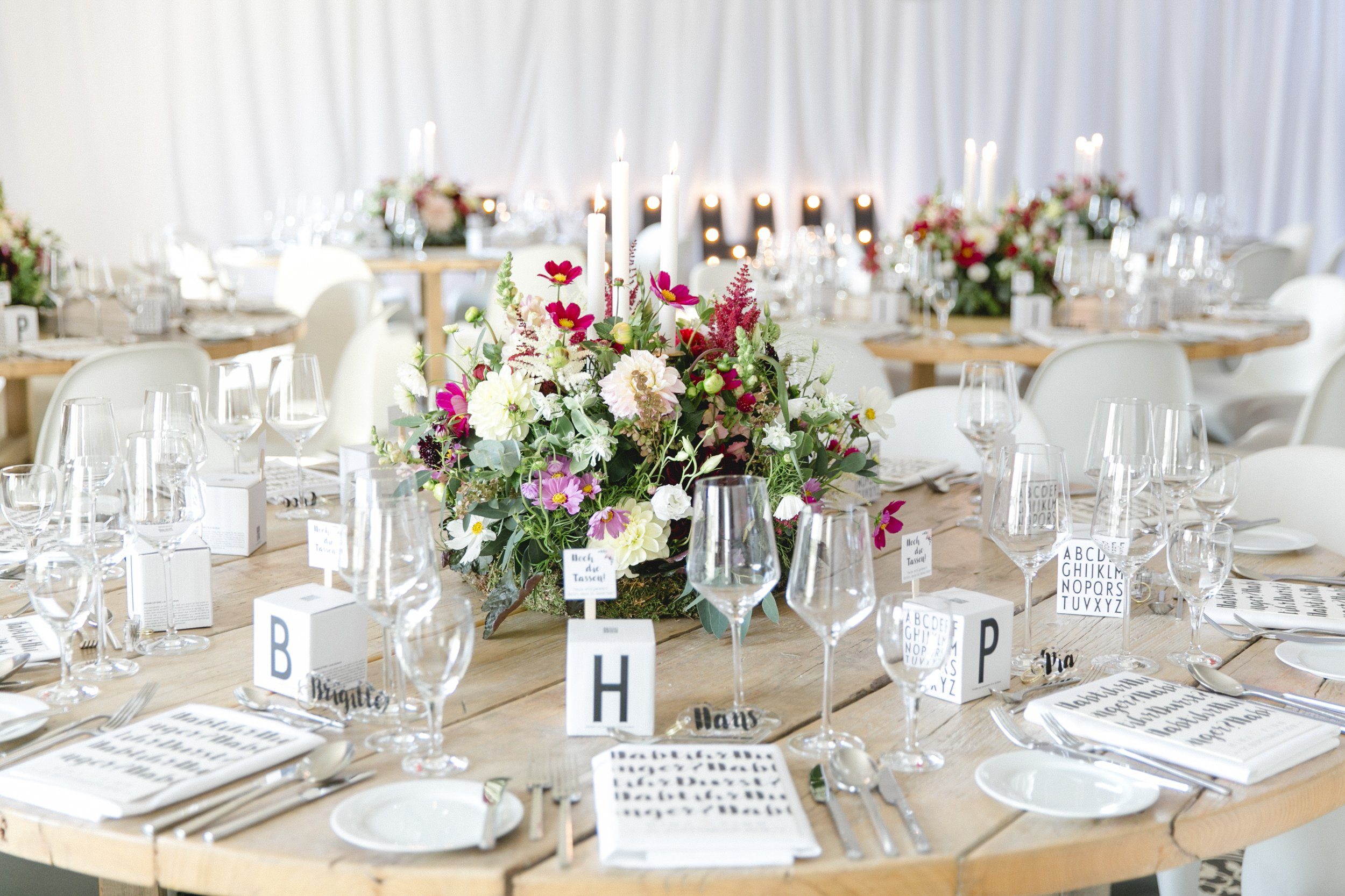 Hochzeitstisch mit üppiger Blumendeko