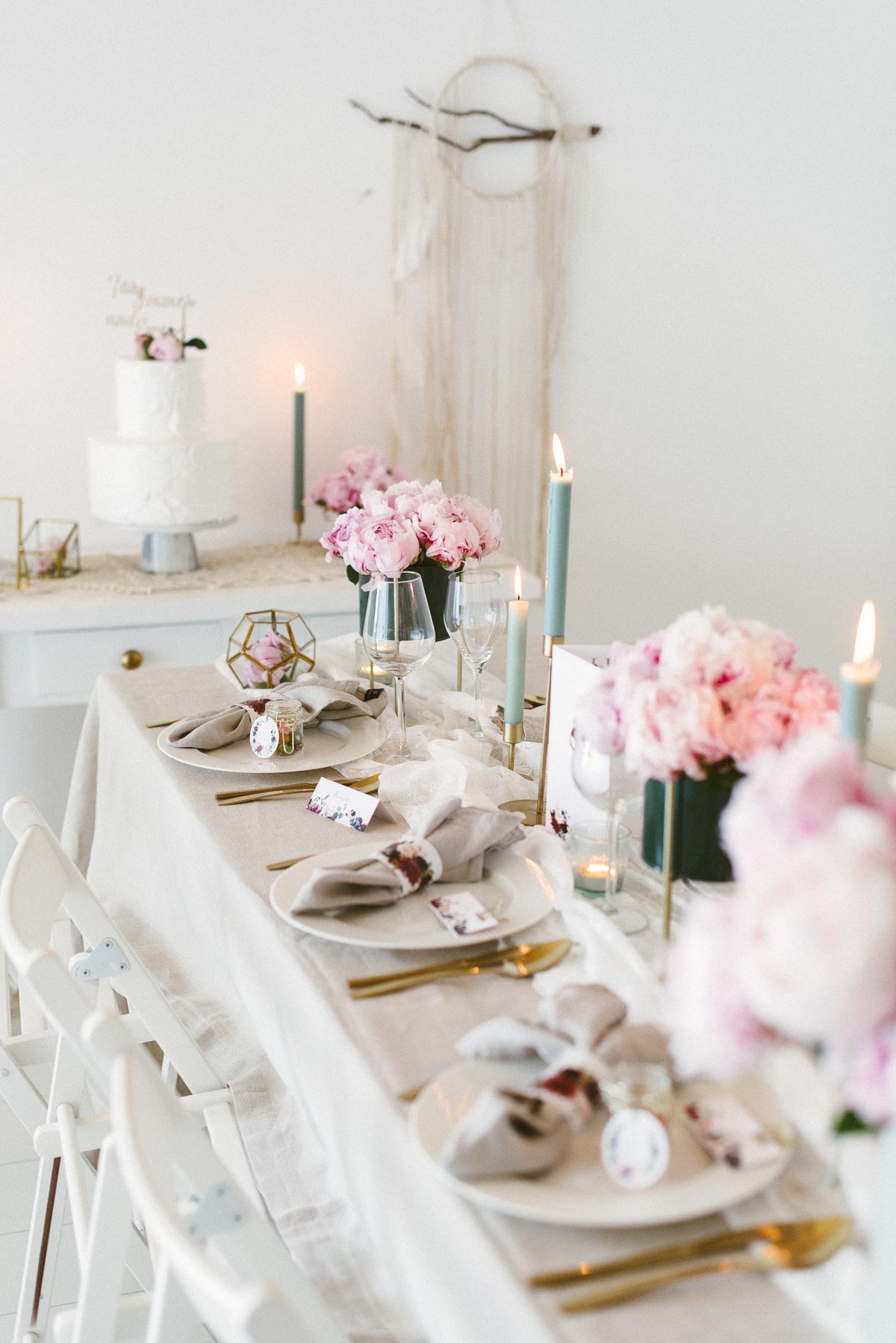 Tischdekoration zur Hochzeit mit rosa Pfingstrosen