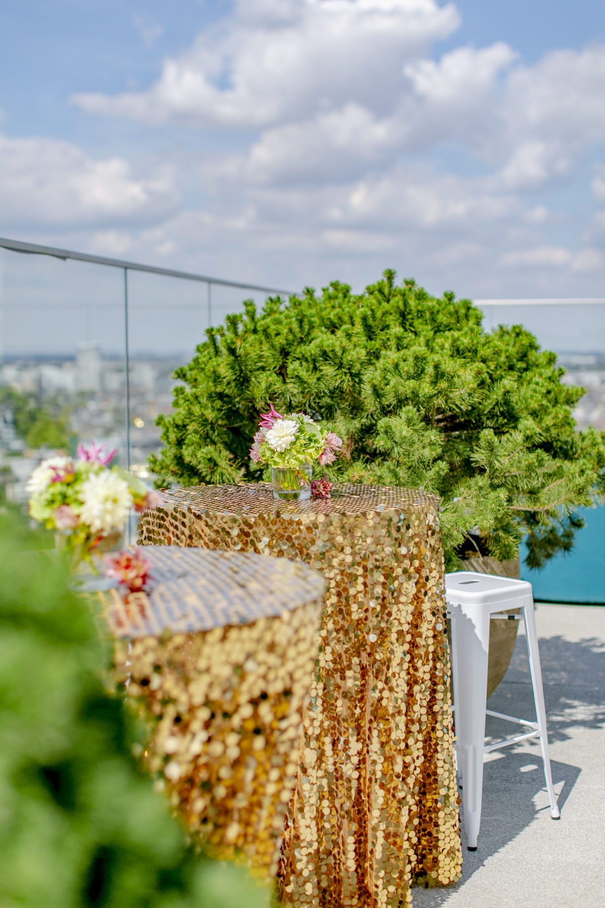 Paillettentischdecken auf Stehtischen beim Empfang auf der Dachterrasse