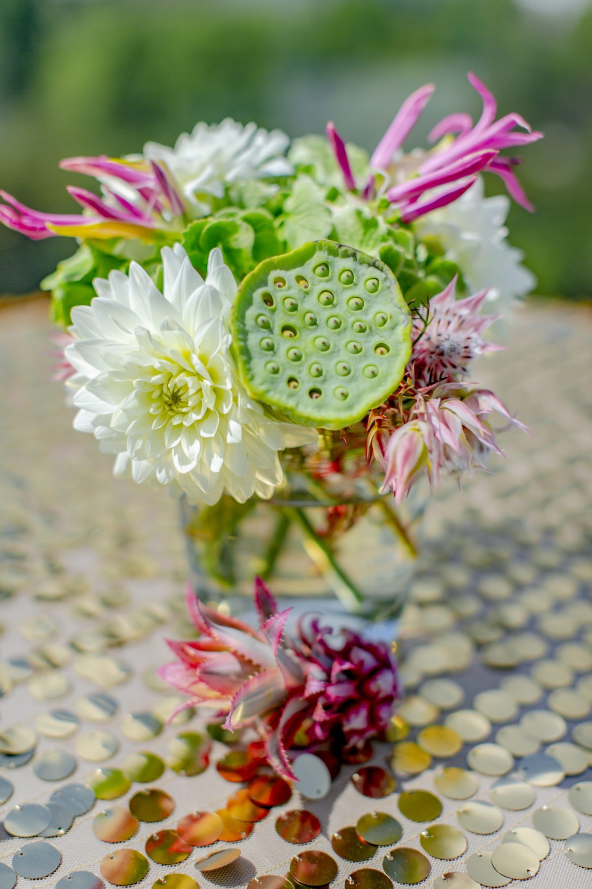 Tropisch und farbenfrohe Blumendeko