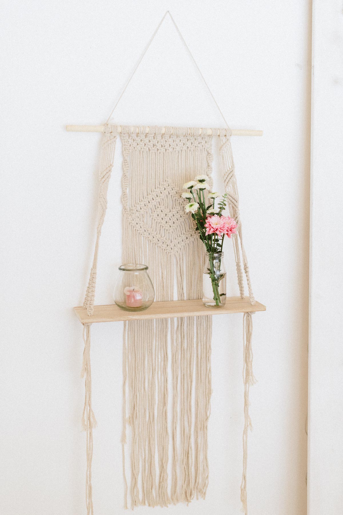 Macrame Regal mit Blumen