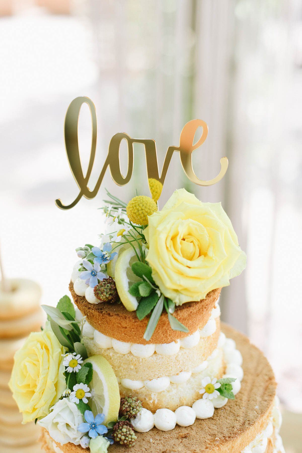 Cake Topper Love Gold auf Hochzeitstorte