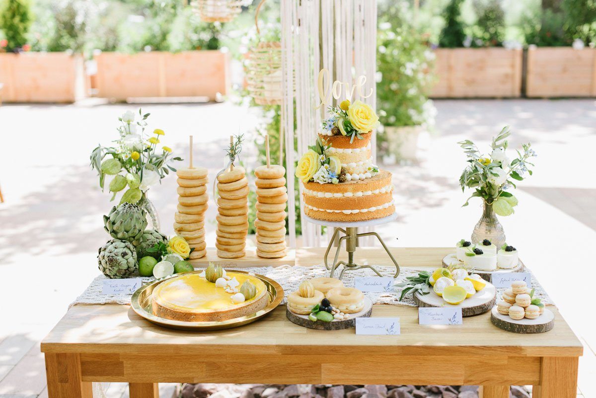 Kuchenbuffet mit Hochzeitstorte