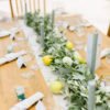 Eukalyptus-Oliven-Girlande auf dem Tisch einer Hochzeit