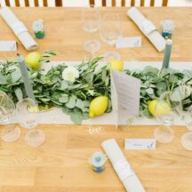Tischdeko mit Girlande und frischen Zitronen