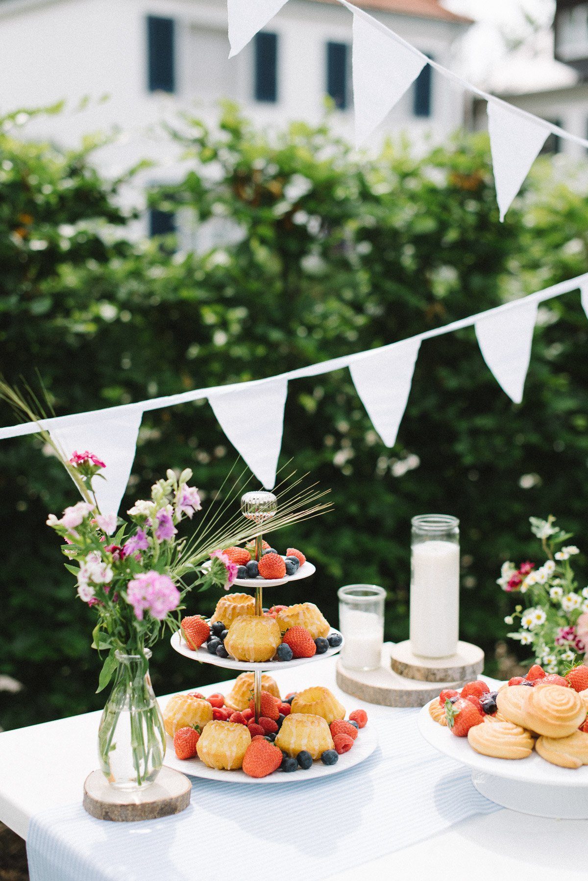 Minikuchen und frische Beeren zur Gartenparty