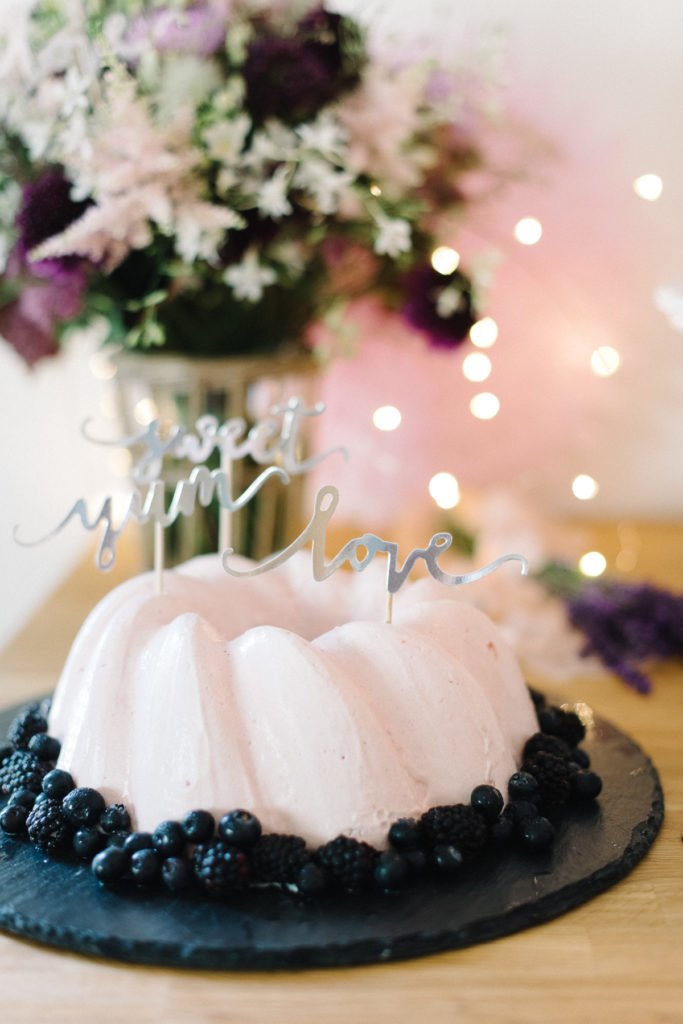 So wird das Kuchenbuffet Eurer Hochzeit perfekt. Wir zeigen euch wie: Anzahl Kuchen, Aufbau & Organisation für das perfekte Kuchenbuffet.