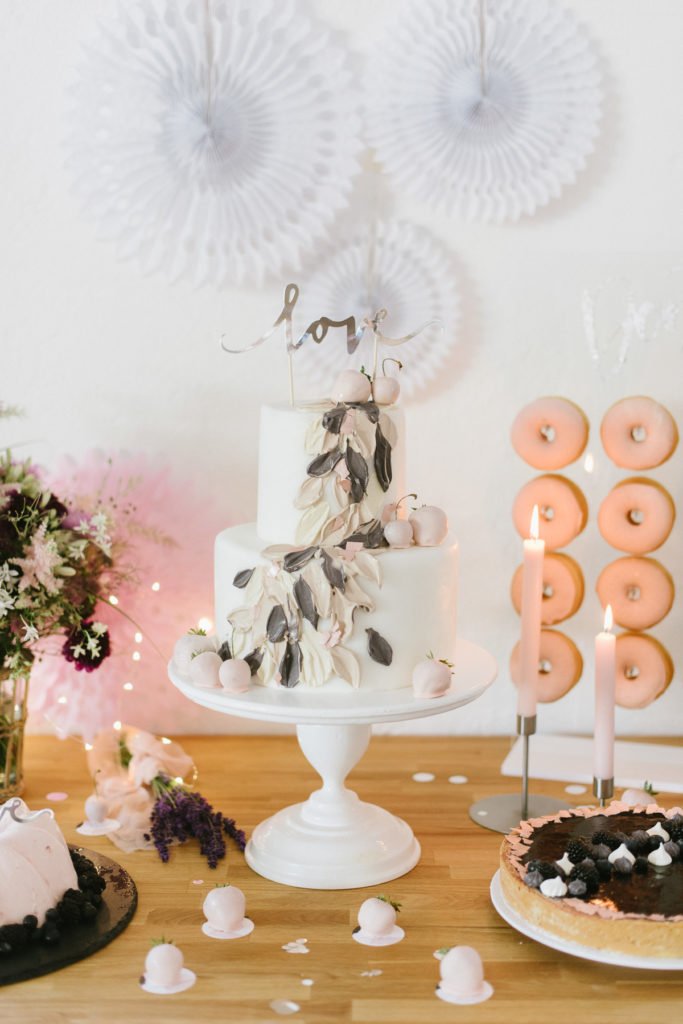So wird das Kuchenbuffet Eurer Hochzeit perfekt. Wir zeigen euch wie: Anzahl Kuchen, Aufbau & Organisation für das perfekte Kuchenbuffet.