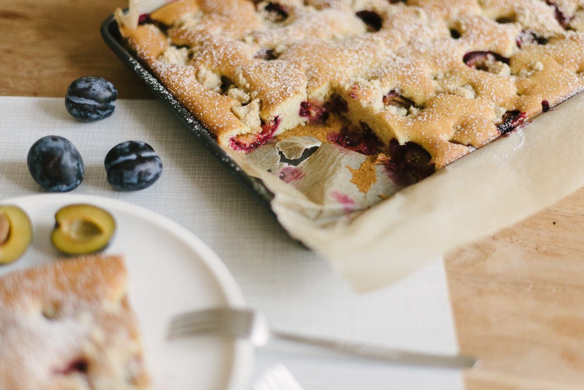 pflaumenkuchen vom blech mit rührteig