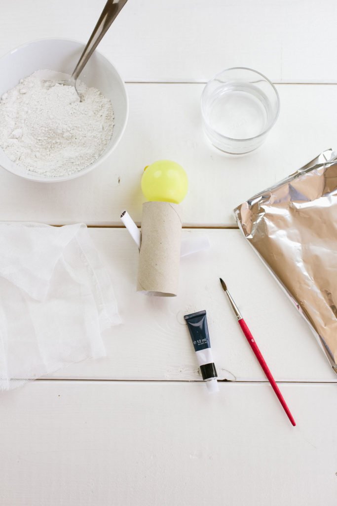 DIY Anleitung: Gipsgeister für Halloween selber machen. Süße Bastelidee für Kinder, in nur ca. 30 Minuten plus Trockenzeit.