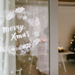 DIY: Weihnachtliches Fensterbild mit Kreidestiften