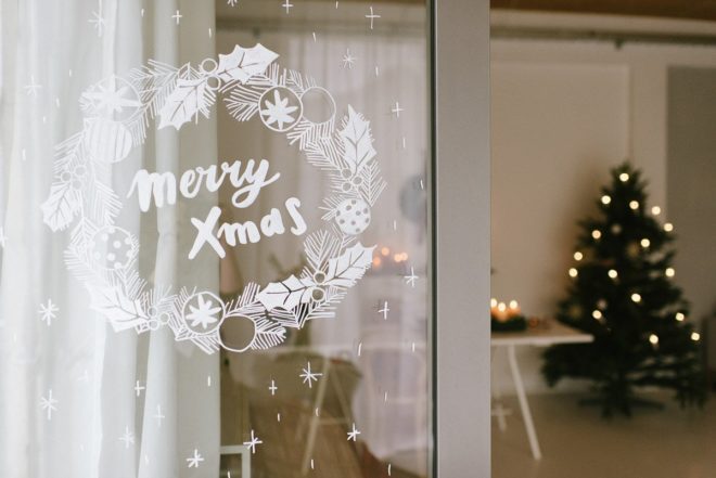 DIY: Weihnachtliches Fensterbild mit Kreidestiften