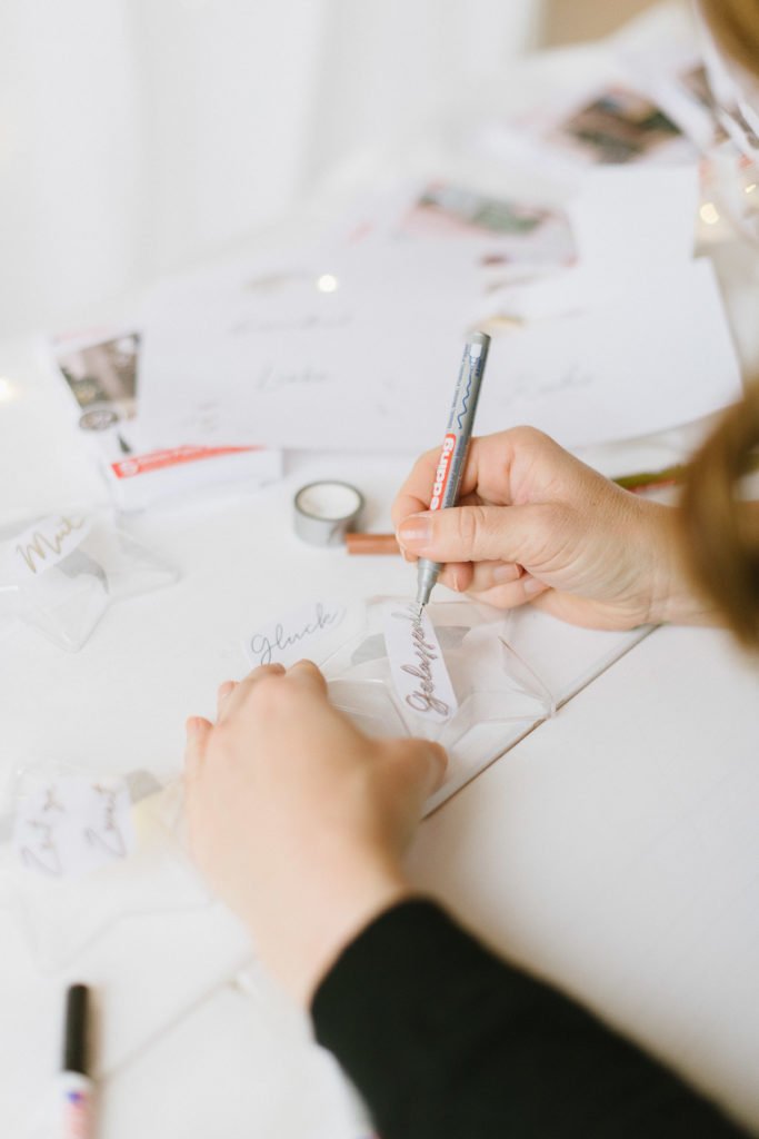 DIY: Silvester-Deko aus bemalten Kunststoff-Sternen