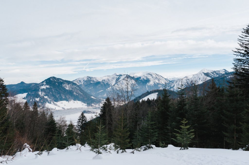 Winterelopement: Olga und Patricks Hochzeit ohne Gäste in den Bergen im Schnee. Wir zeigen euch ihre Hochzeit und erklären die trendigen Elopements.