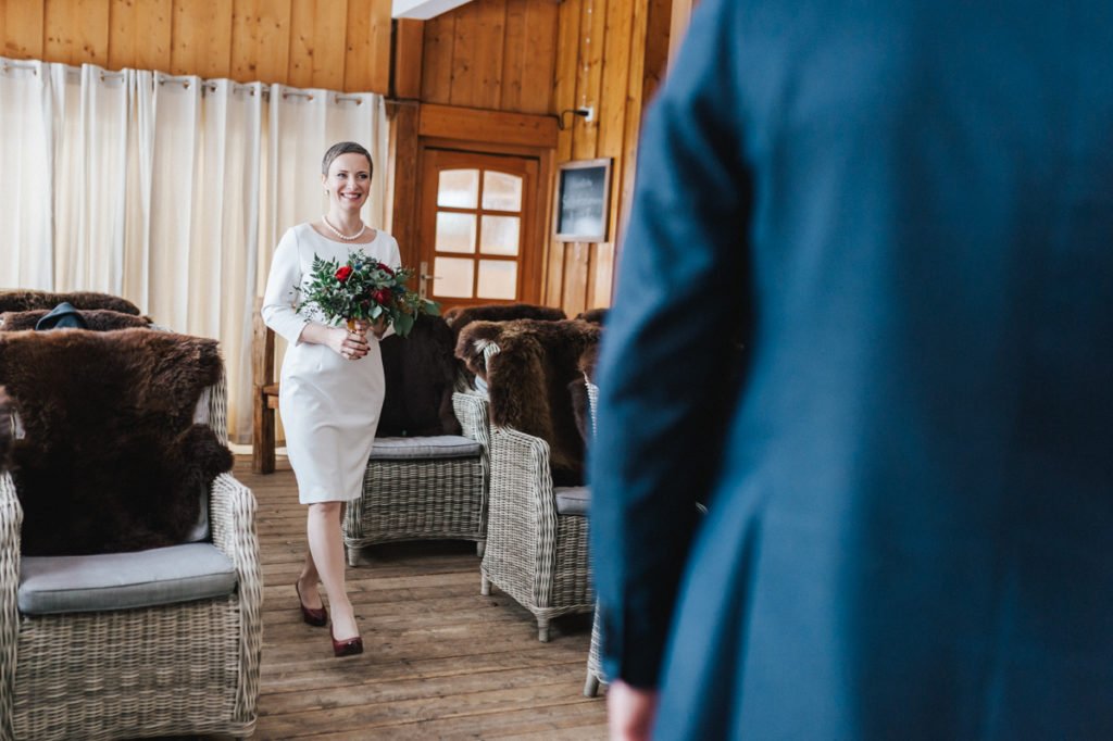 Winterelopement: Olga und Patricks Hochzeit ohne Gäste in den Bergen im Schnee. Wir zeigen euch ihre Hochzeit und erklären die trendigen Elopements.