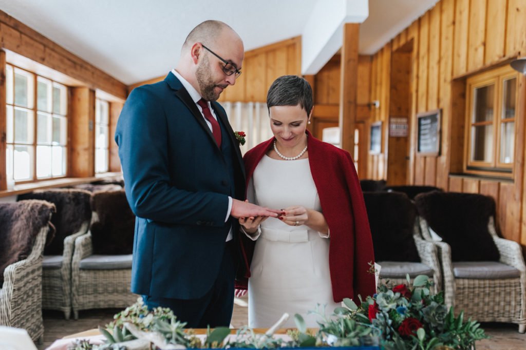 Winterelopement: Olga und Patricks Hochzeit ohne Gäste in den Bergen im Schnee. Wir zeigen euch ihre Hochzeit und erklären die trendigen Elopements.