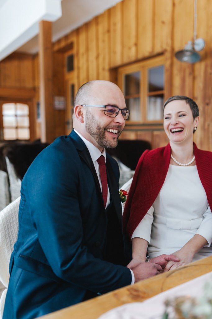 Winterelopement: Olga und Patricks Hochzeit ohne Gäste in den Bergen im Schnee. Wir zeigen euch ihre Hochzeit und erklären die trendigen Elopements.