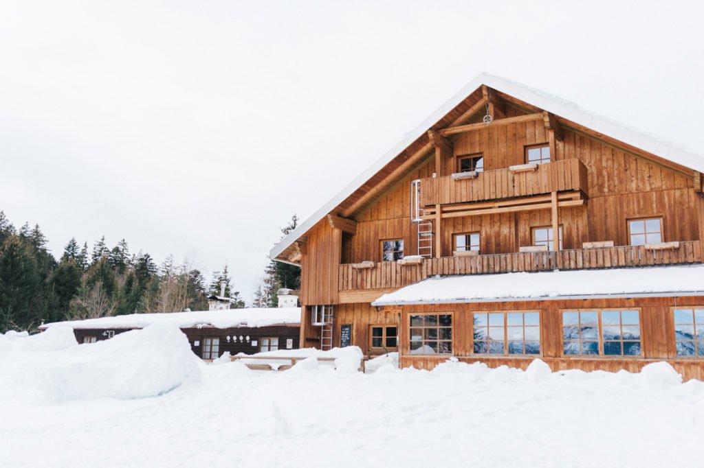 Winterelopement: Olga und Patricks Hochzeit ohne Gäste in den Bergen im Schnee. Wir zeigen euch ihre Hochzeit und erklären die trendigen Elopements.