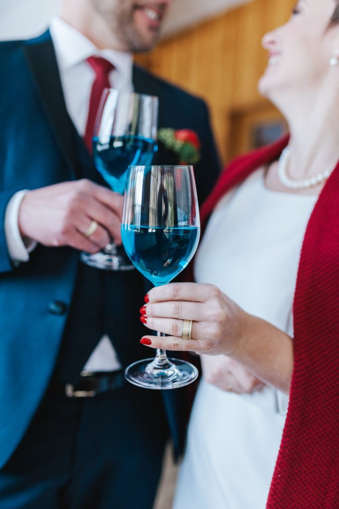 Winterelopement: Olga und Patricks Hochzeit ohne Gäste in den Bergen im Schnee. Wir zeigen euch ihre Hochzeit und erklären die trendigen Elopements.