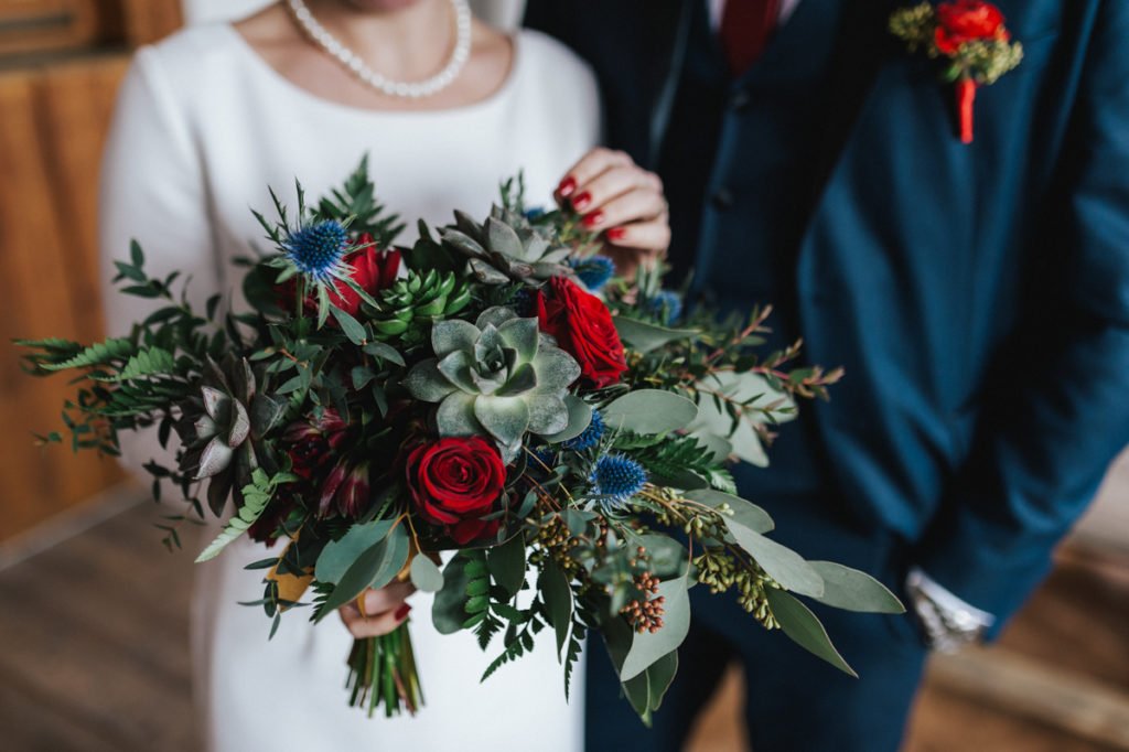 Winterelopement: Olga und Patricks Hochzeit ohne Gäste in den Bergen im Schnee. Wir zeigen euch ihre Hochzeit und erklären die trendigen Elopements.