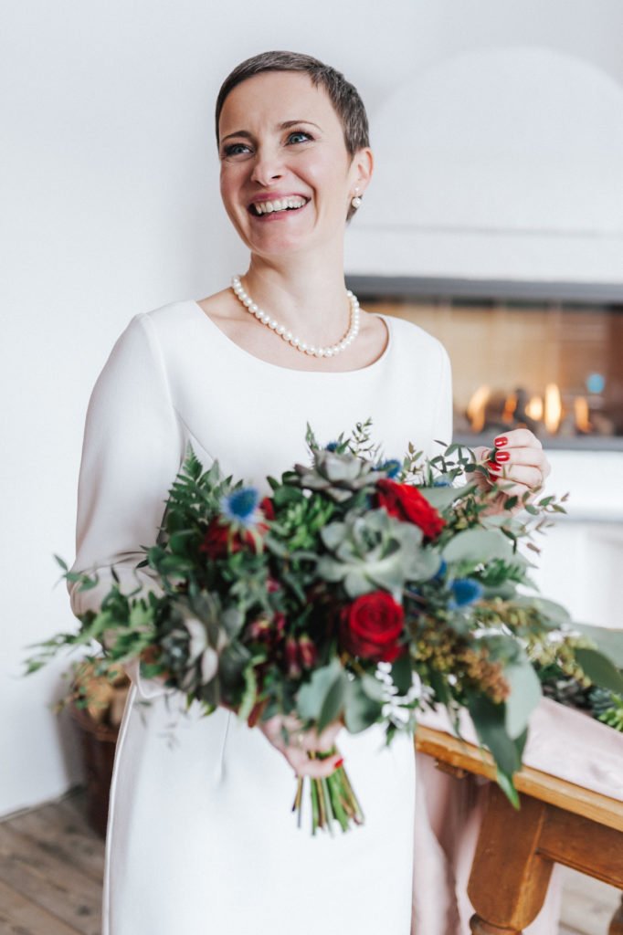 Winterelopement: Olga und Patricks Hochzeit ohne Gäste in den Bergen im Schnee. Wir zeigen euch ihre Hochzeit und erklären die trendigen Elopements.